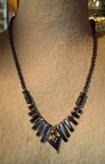 Collier h&eacute;matite